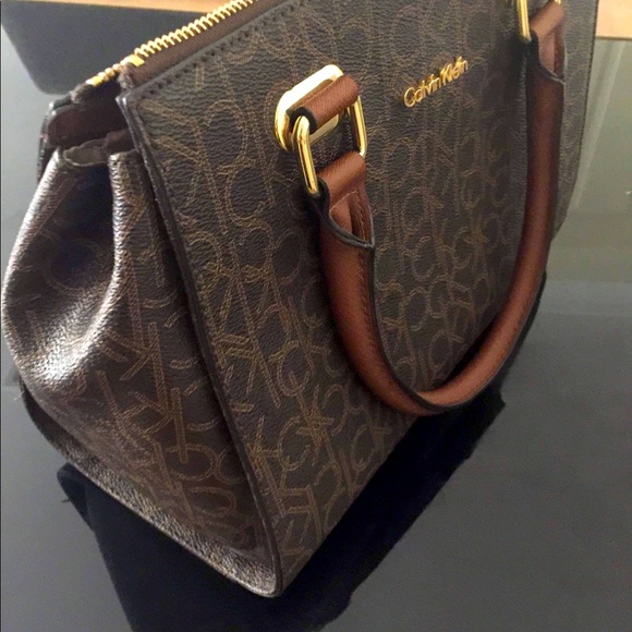 Calvin Klein leather handbag with monogram print. - Picture 2 of 3